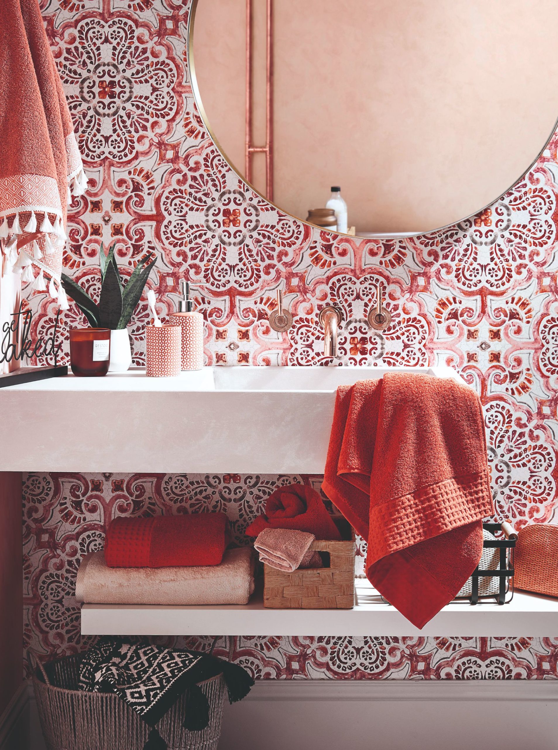 Koupelna laděná do rudé barvy