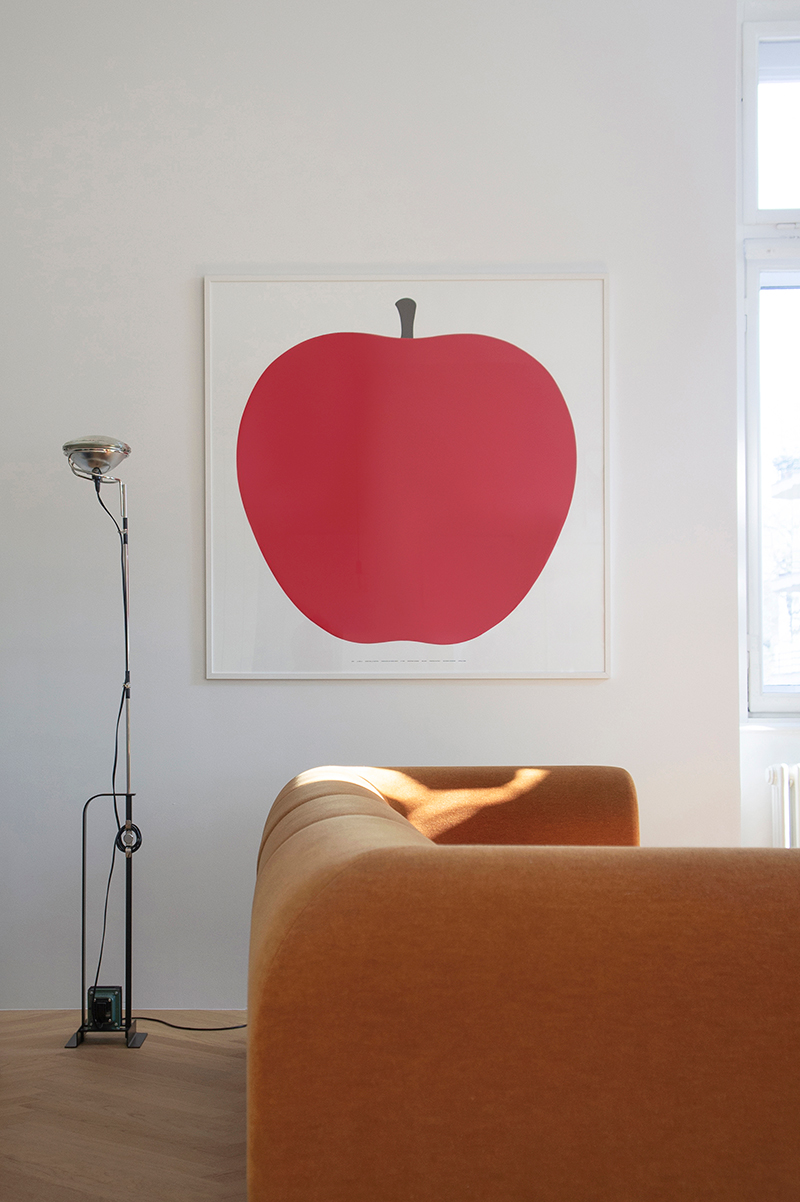 Hnědý retro gauč a obraz s jablkem
