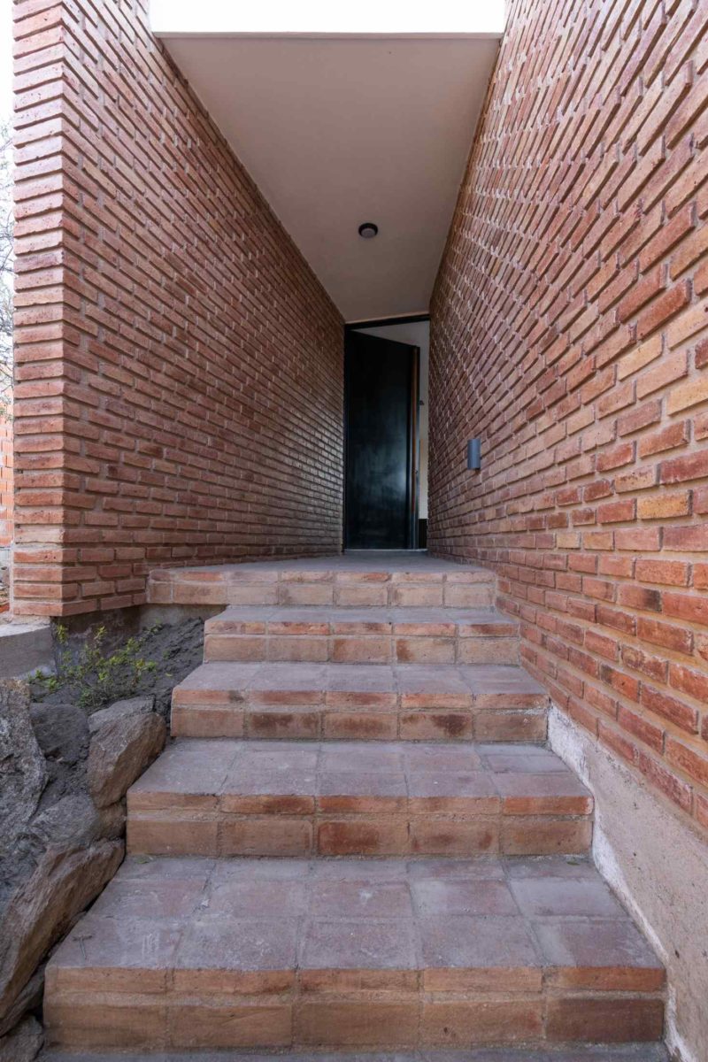 Vstupné schodiště do domu z cihly