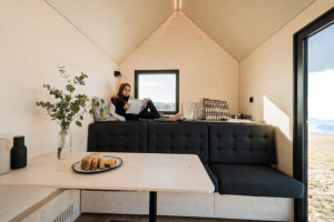 Mobilní domek pohodlným gaučem a velkým oknem