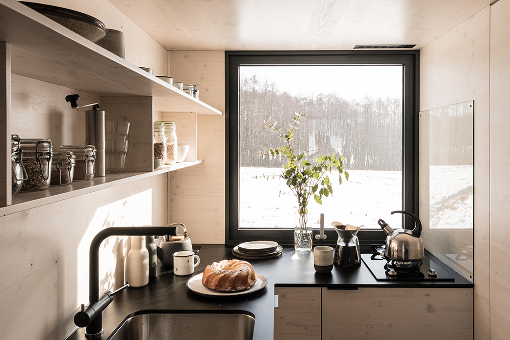 Kuchyň v chatce s velkým oknem