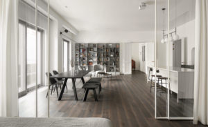 V bytě kombinovali minimalismus s klasikou. Výsledek je překvapivě čistý a příjemný