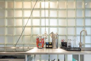 Stěna z průsvitných skleněných tvárnic v kuchyni