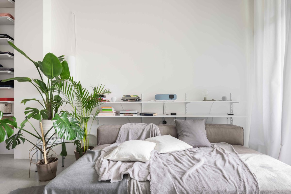 Velká postel s poličkou a rostlinami