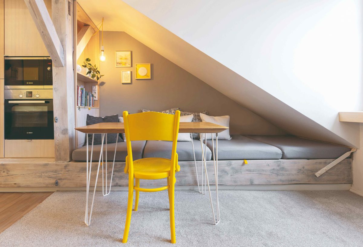 Podkroví s relaxačním prostorem a žlutá židle