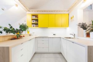 Kuchyň so žlutými skříňkami