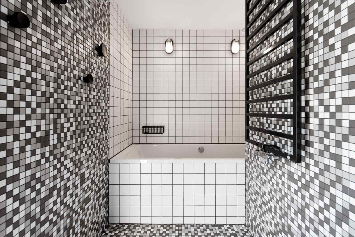 Bílošedá mozaiková koupelna s toaletou