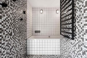 Bílošedá mozaiková koupelna s toaletou
