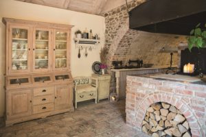 Cihlová pec v kuchyni starodávného domu