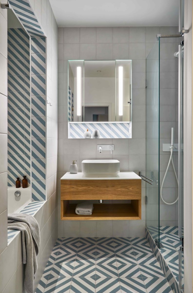 Koupelna s geometrickými dlaždicem