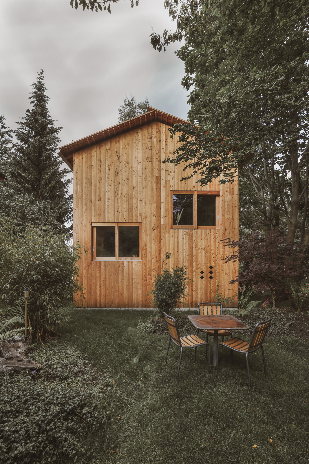 Dřevěný dům se zahradou a sezením v lese