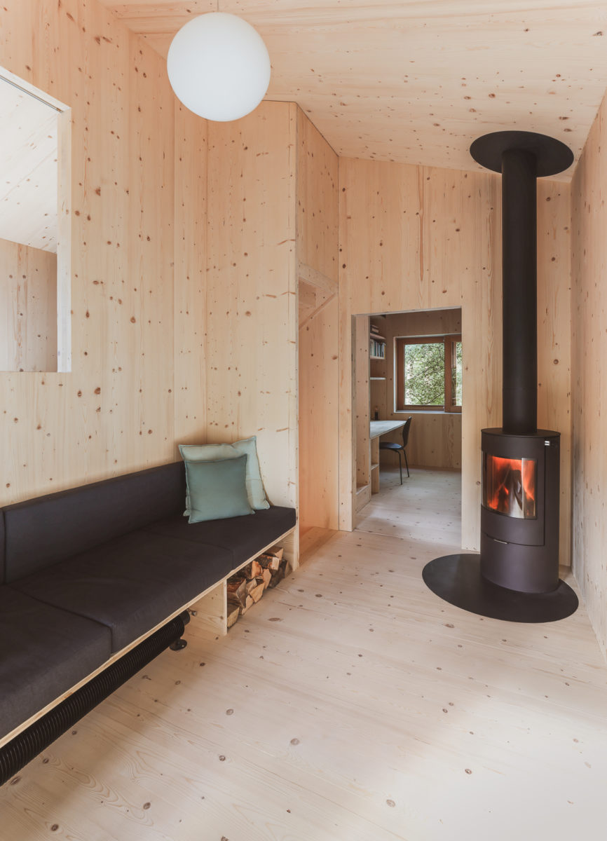 Kamna na dřevo v obývacím pokoji v chatě