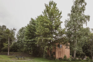 Dřevěný dům se zahradou a sezením v lese
