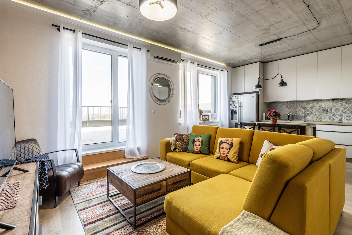 Žlutý gauč v obývacím pokoji