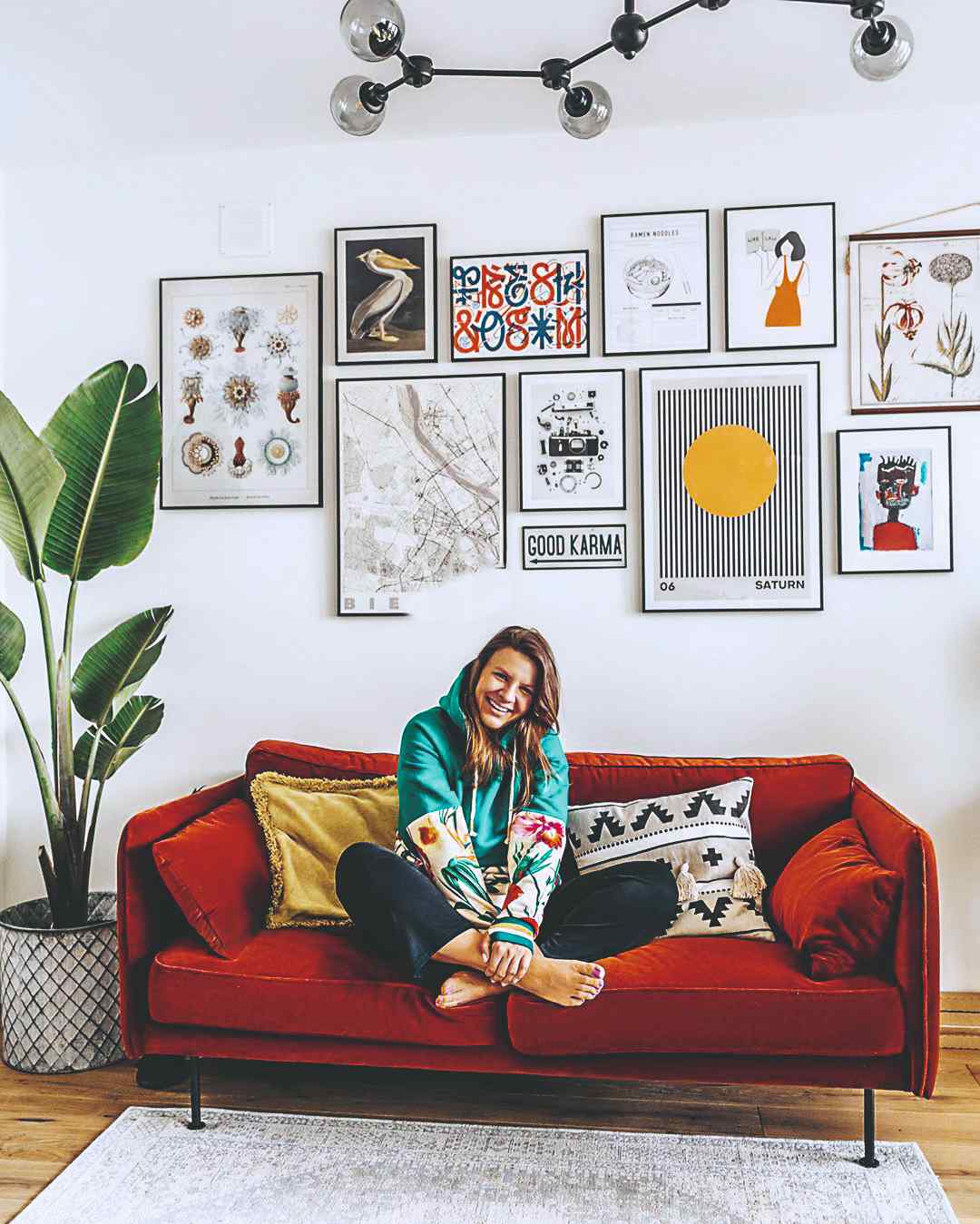 Blogerka Joanna Banaszewska na rudém gauči s obrazmi
