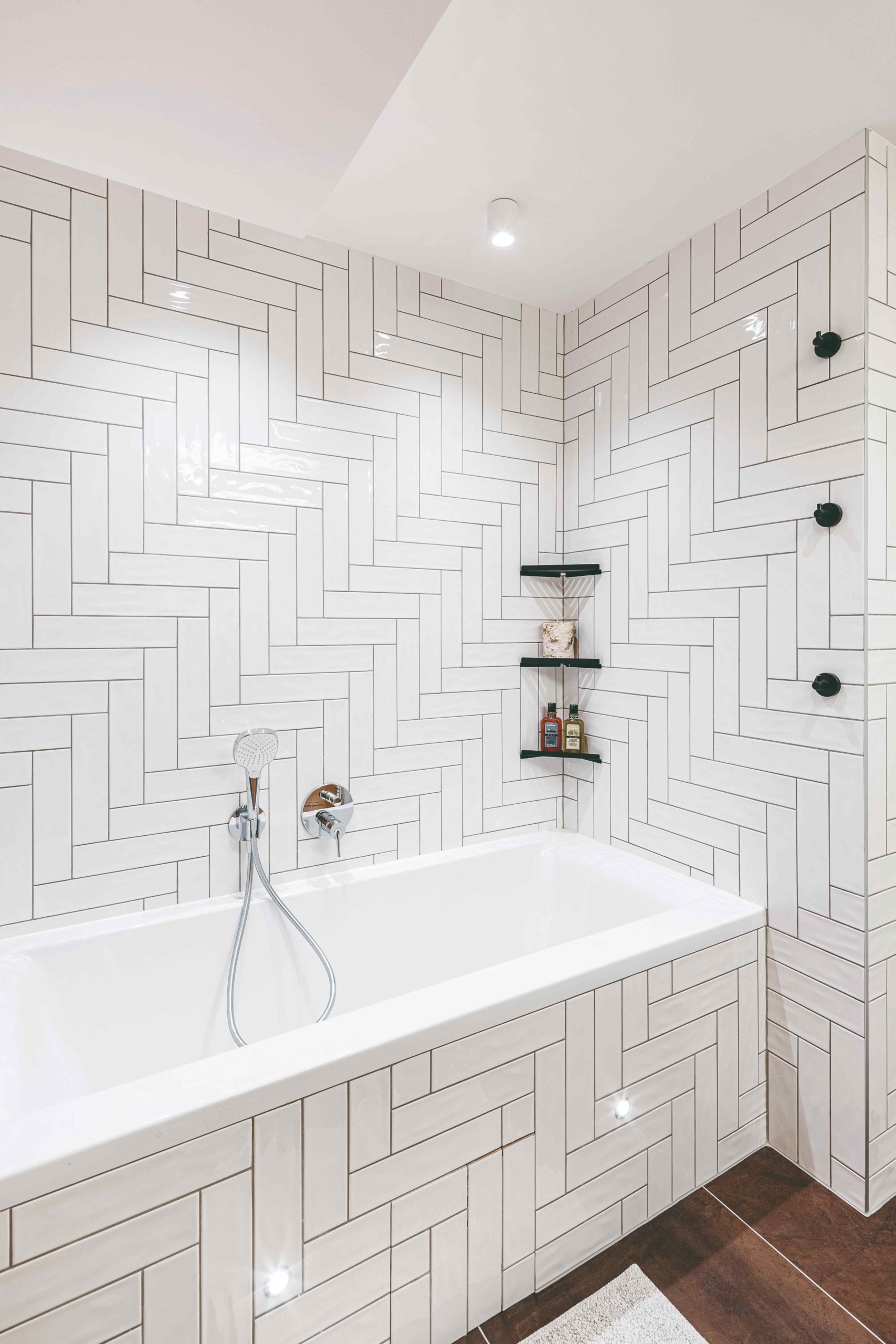 Bílá koupelna s geometrickým vzorem