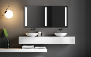 Dizajnové zrcadlo nad dvěma umyvadly