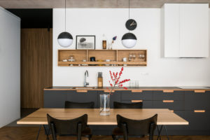 Kuchyň v dřevěné a černé