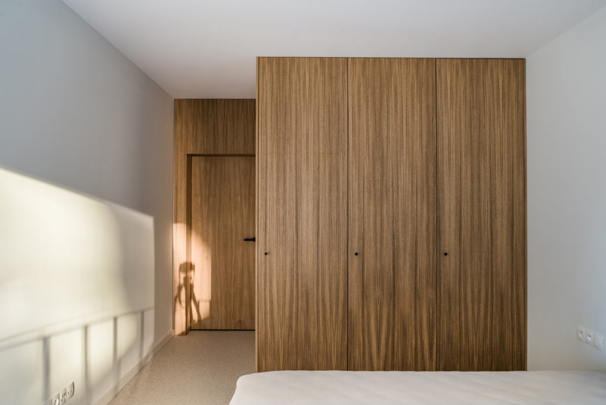 Ložnice s dřevěnou stěnou