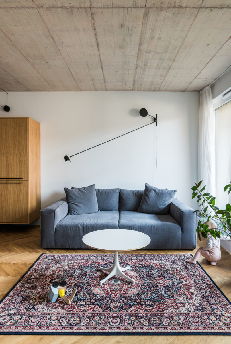 Modrý gauč v obývacím pokoji s kobercem