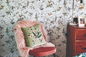 Židle s kožíškem při květinové tapetě