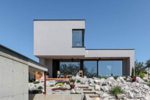 Geometrický rodinný dům se skalkou