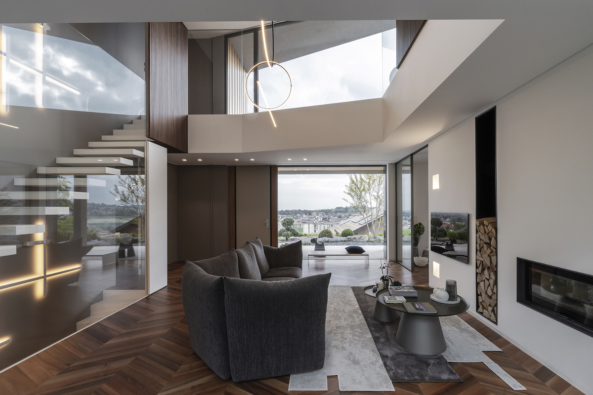 Obývací pokoj s dvojnásobnou výškou a skleněnými stěnami