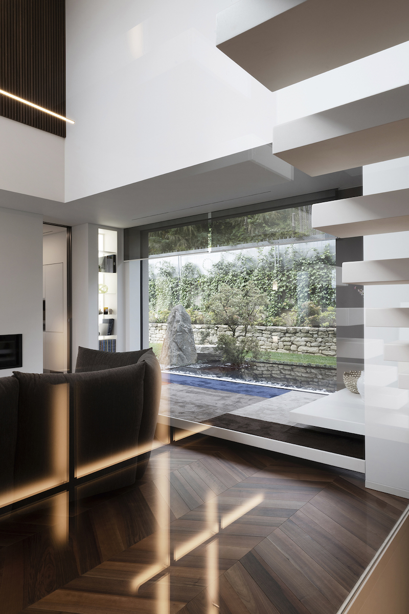 Obývací pokoj s dvojnásobnou výškou a skleněnými stěnami
