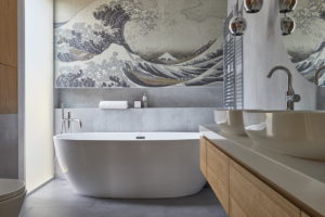 Dizajnová koupelna s volně stojící vanou a tapetou