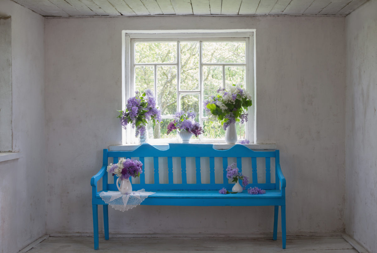 Modrá lavice pod oknem