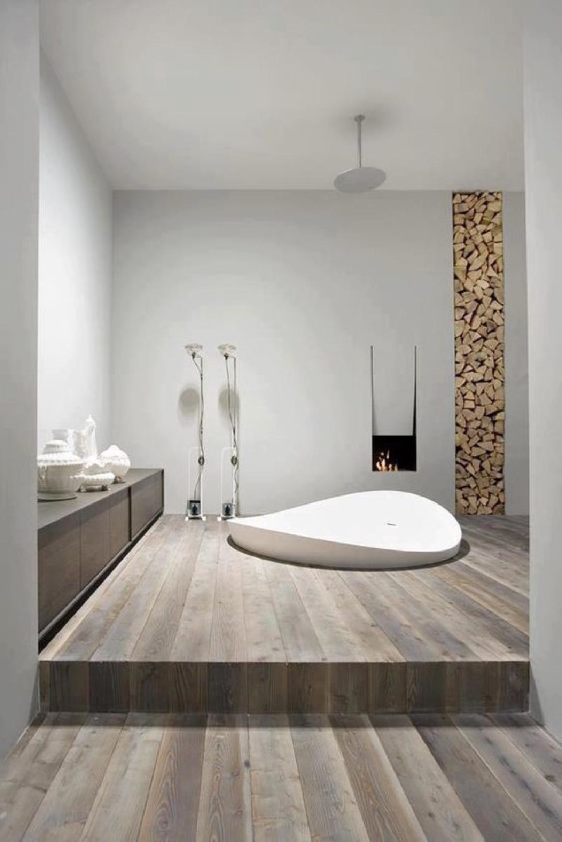 Designová zapuštěná oválná vana v drevěné koupelně