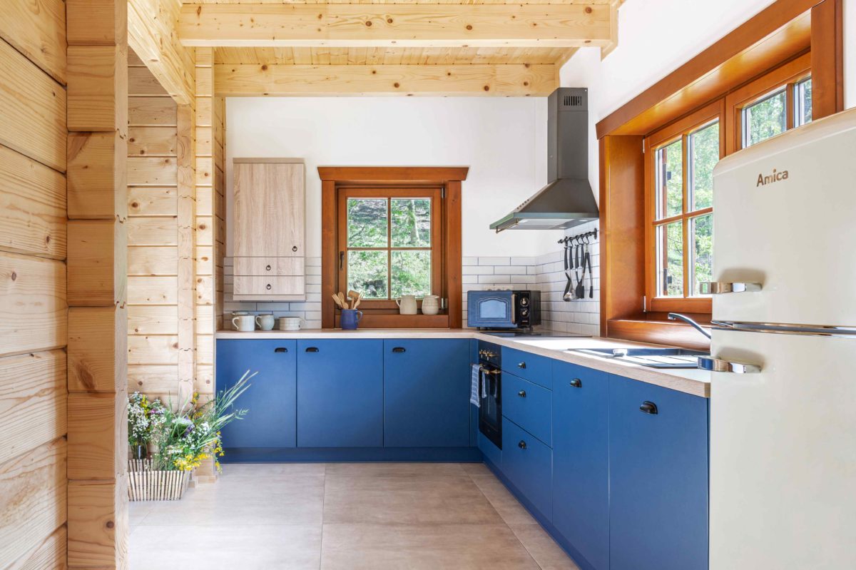 Modrá rohová kuchyň ve srubu