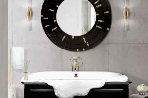 Luxusní koupelna s velkým černým zrcadlem