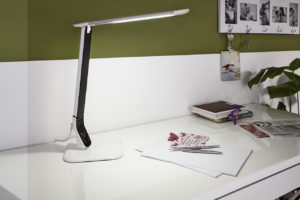 Stolní svítidlo na pracovním stole