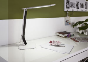 Stolní svítidlo na pracovním stole