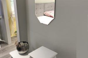 zrcadlo s fazetou v chodbě