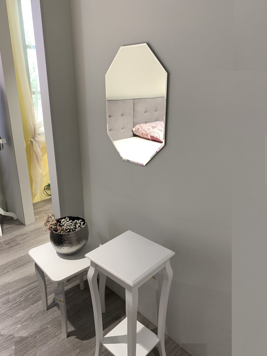 zrcadlo s fazetou v chodbě