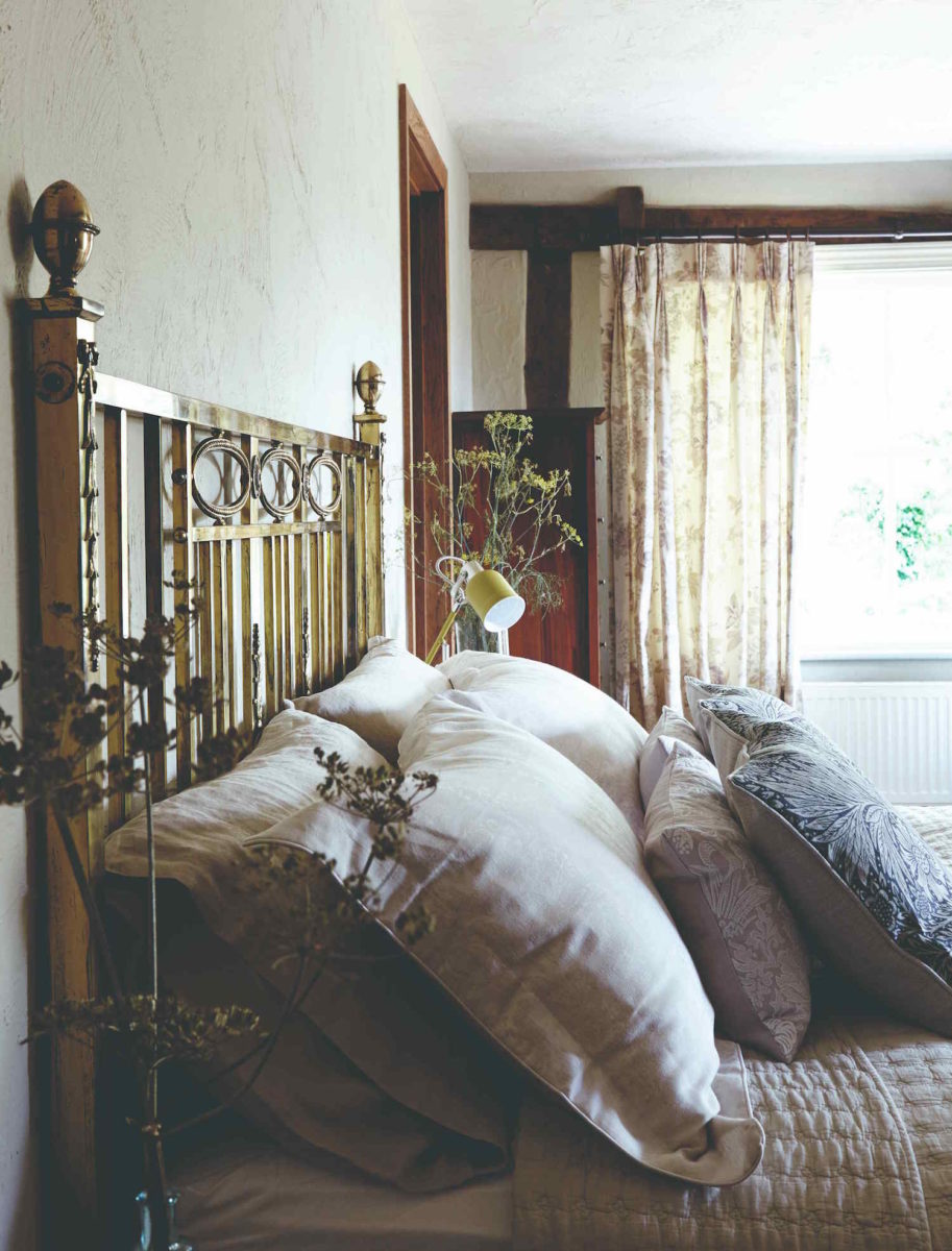 Mosazná postel s polštářy