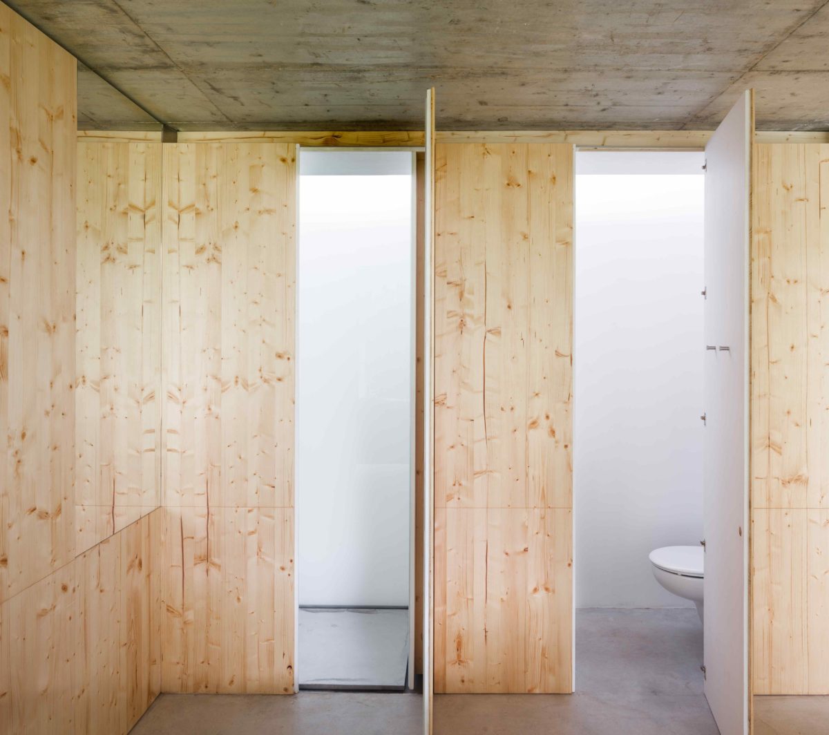Stěny z dřeva s otevřená toaleta