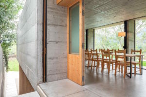 Velká jídelna v otevřeném betonovém domě
