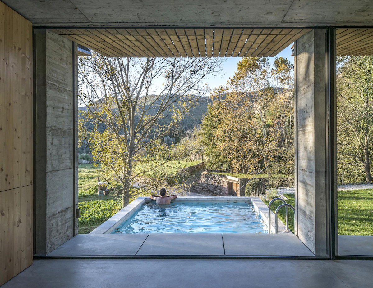 Pohled z proskleného domu na bazén