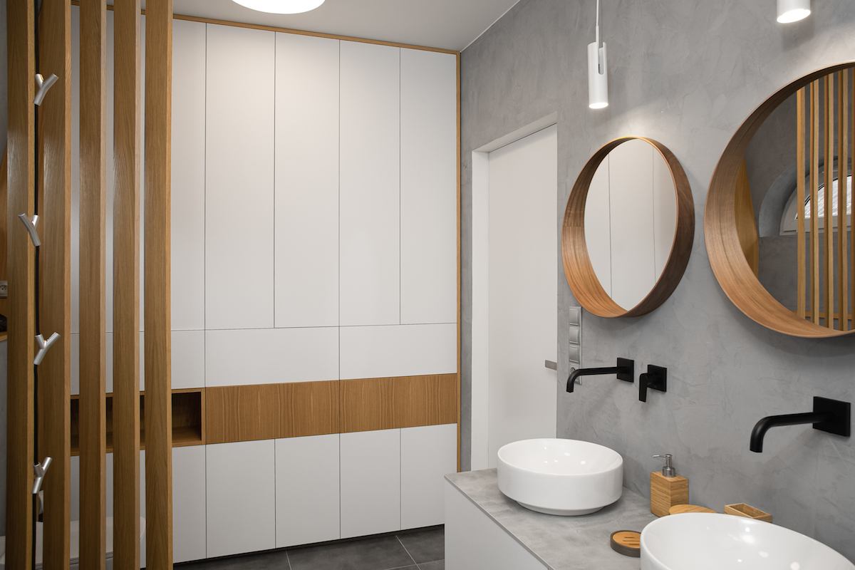 Bílošedá moderní koupelna s dubovým detailem
