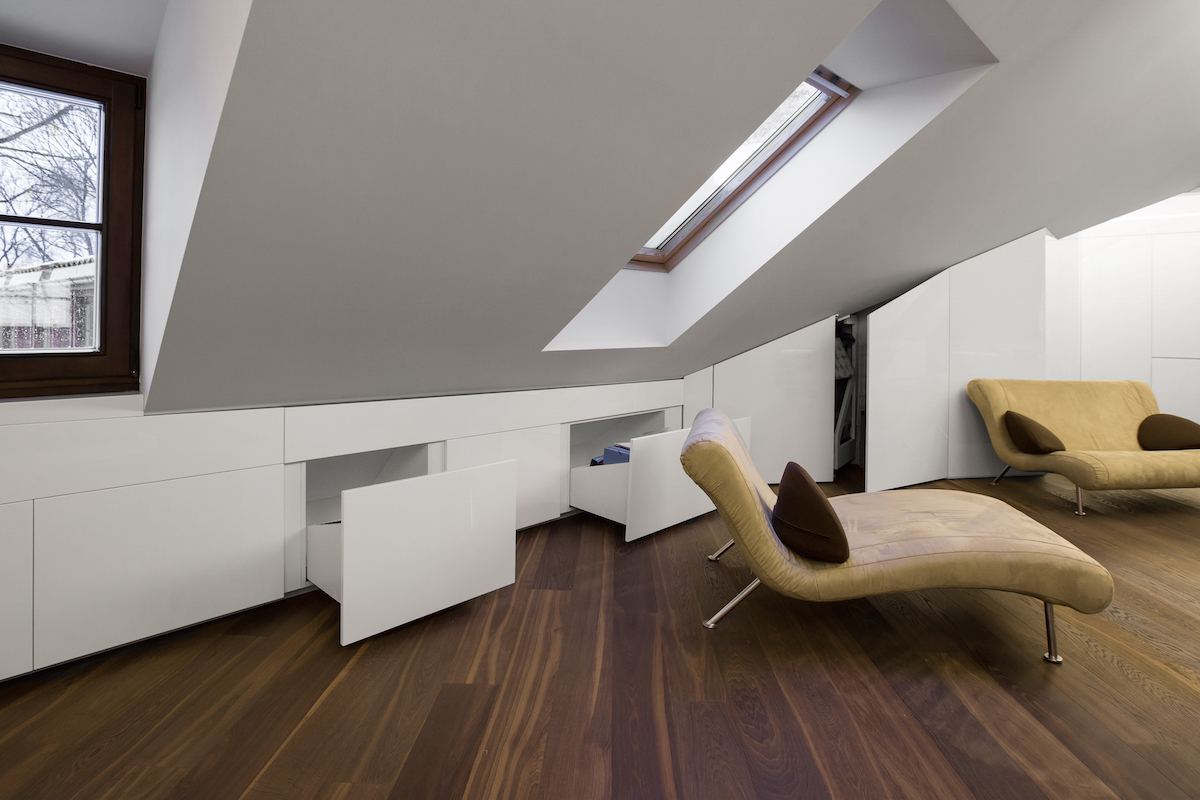 Odkládací a úložný prostor v podkroví s dizajnovým gaučem
