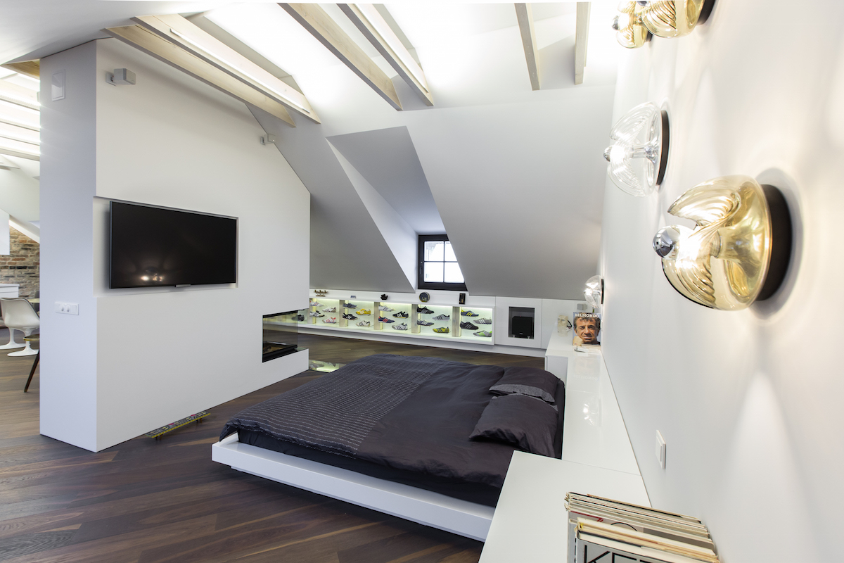 Podkrovní ložnice s televizí a dizajnovým osvětlením
