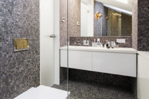 Mozaiková koupelna s dizajnovým svítidlem