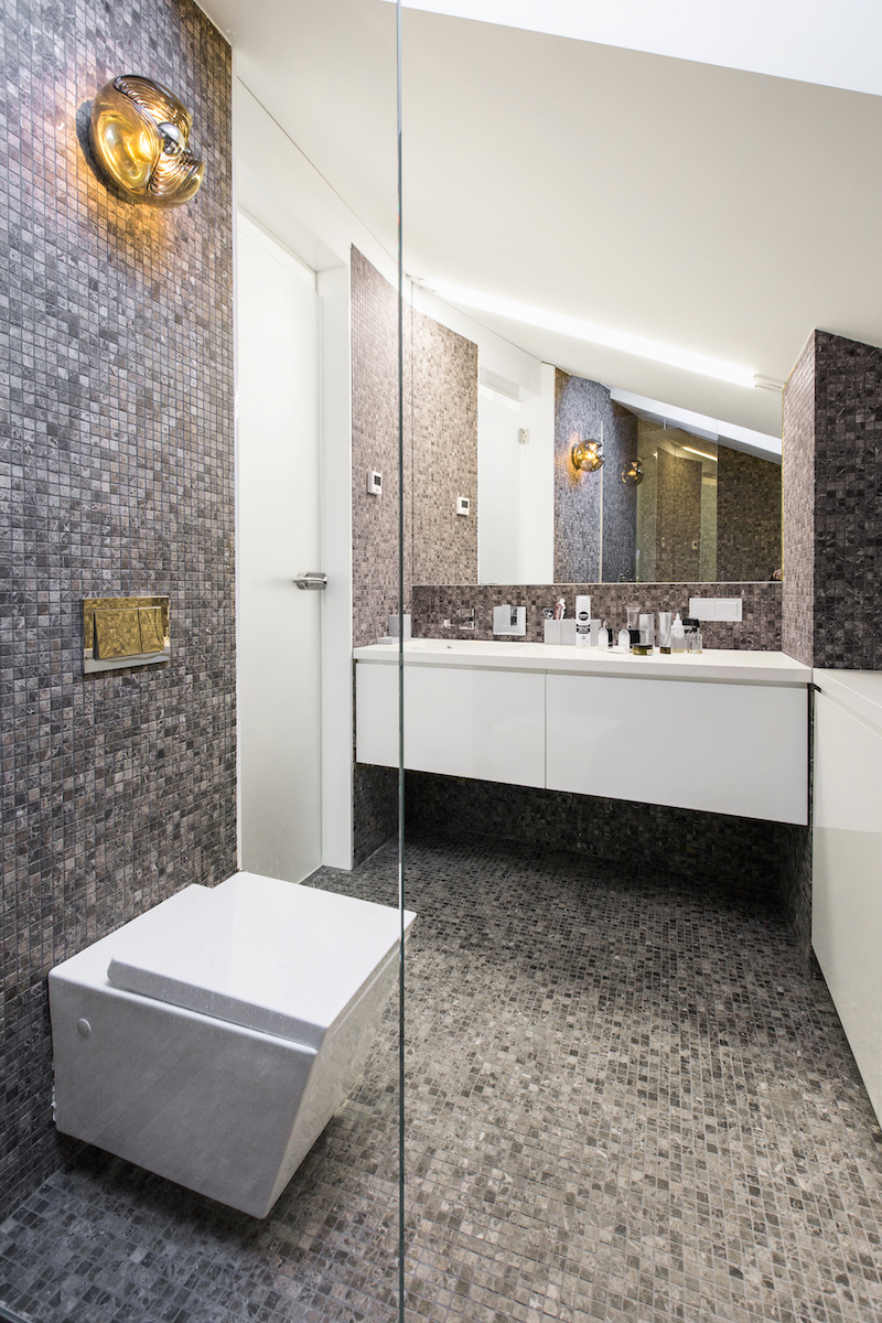 Mozaiková koupelna s dizajnovým svítidlem