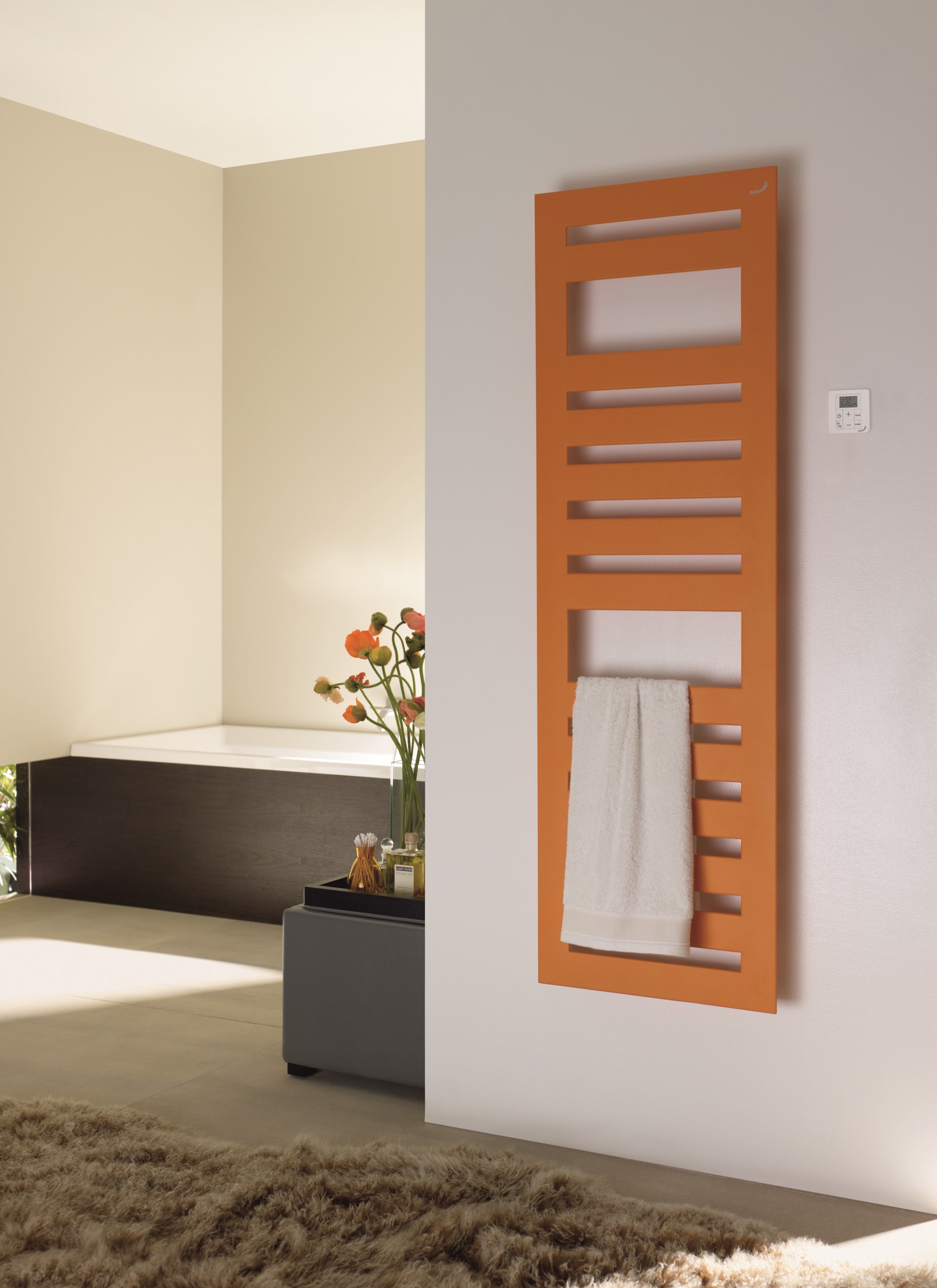 Plochý dizajnový oranžový radiátor