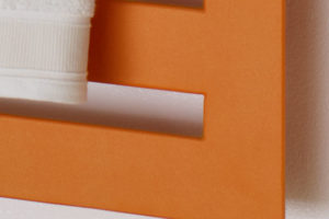 Plochý dizajnový oranžový radiátor detail
