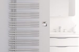 Asymetrický radiator v koupelně