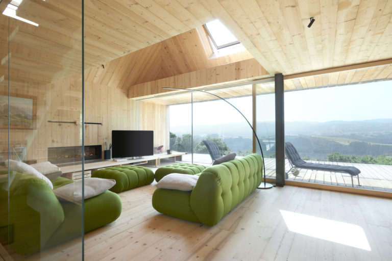 velkorysý obývací prostor, velkými okny nasměrovaný do dálek
